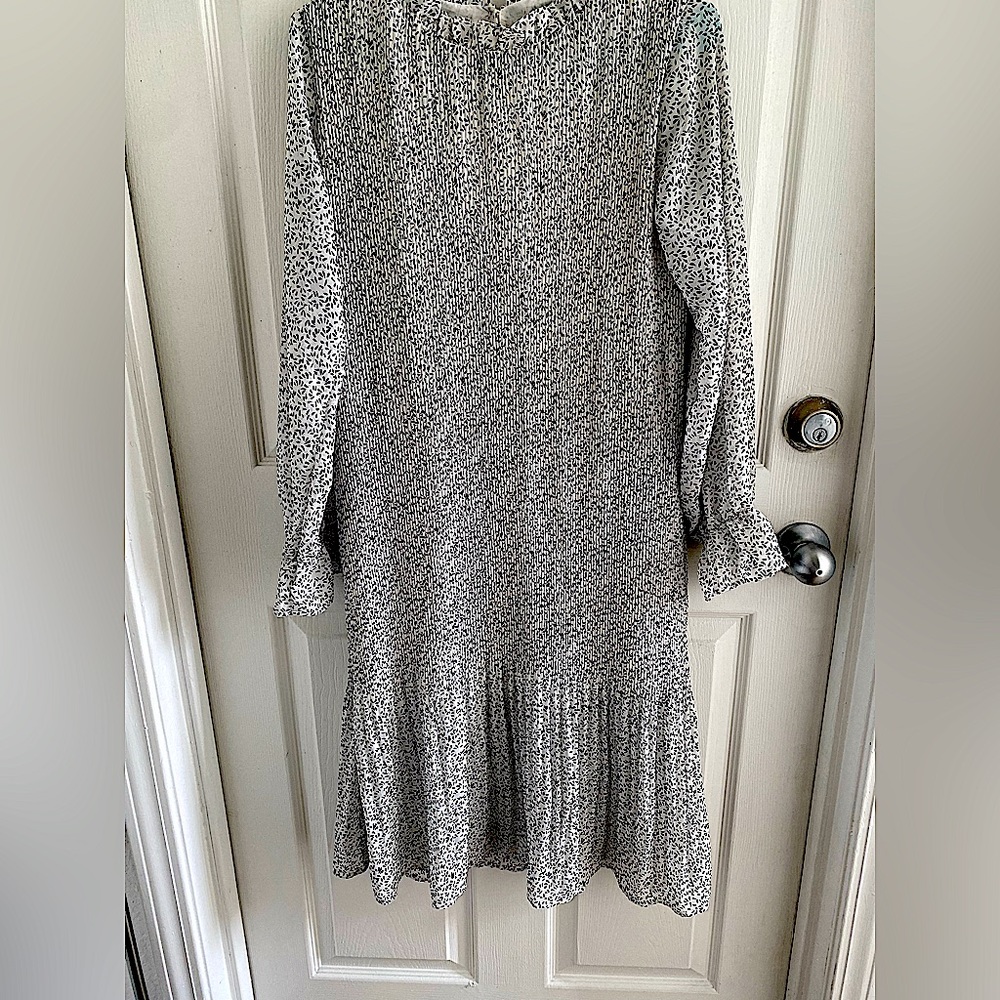 MIDI dress size small. Long sleeves with a button on back